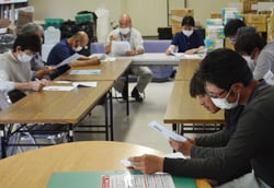 栽培のポイントを確認する生産者ら