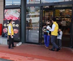 A・コープピアみどり店の来店客にJA共済をPRする職員
