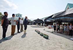 園児に花苗のプランターを手渡した原村保育園での寄贈式