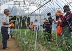 上杉審議役（左）の指導を熱心に聞く参加者
