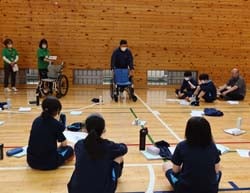 車いすの操作を聞く生徒
