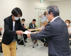 委嘱状を手渡す田中組合長（右）
