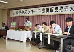 出荷販売取扱い方針について説明するJA担当者
