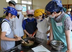 エビを炒める児童（23日、長野県東筑摩郡山形村で）