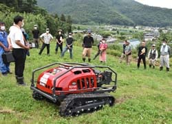 メーカーから機械の説明を受ける生産者