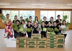 信州諏訪の野菜を手に笑顔を浮かべる選出メンバーと関係者