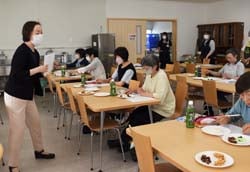 宅配商品を試食し選定する利用者ら