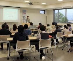 熱心に話を聞く参加者