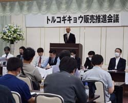 出席した生産者に呼びかける山崎専門部長