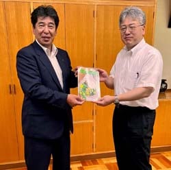 『ちゃぐりん』を手にする寺澤専務（左）と細山校長先生（右）