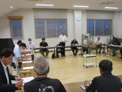 あいさつする眞島組合長