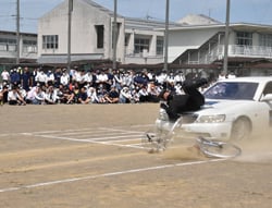 自転車と自動車の事故再現を間近で見る生徒