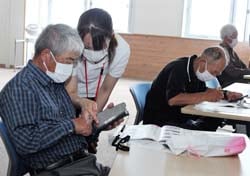 講師から操作方法を学ぶ参加者