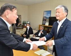 平林議長に（左）に要請書を手渡す千國組合長（右）