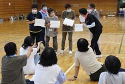 レクリエーションを楽しむ参加者