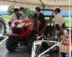 試乗して説明を聞く来場者　（1日　長野県松本市で）