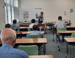 おすすめの資材を説明する職員