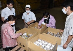 出荷物を見本の情報共有する生産者（長野県長野市）