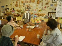 来場者と懇談する眞篠代表（中）
