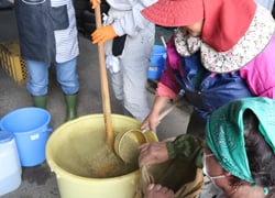 糀の撹拌を行なう女性部員