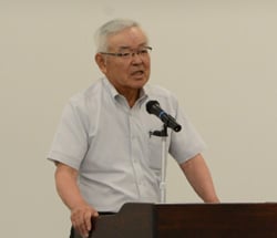 あいさつする原田会長