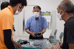 出荷規格を確認する生産者（長野県駒ケ根市で）
