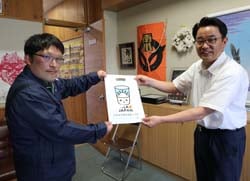 ミルメークを寄贈する高見澤部会長