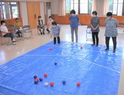 ボッチャを手意見する参加者