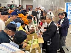 長和町産の農産物をPRする組合長