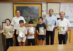 「ちゃぐりん」を受け取った児童と届けたJA関係者