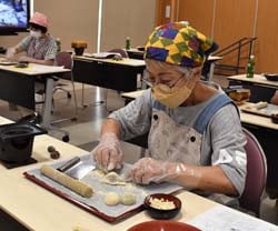 八つ橋作りを楽しむ参加者