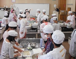 おやき作りをする児童