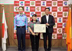 島田署長（左）から表彰を受けた下城次長（右）と武重さん