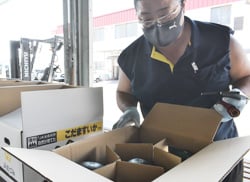 検品作業をするJA職員ら（安曇野市堀金）