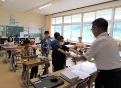 ちゃぐりんを手渡す中嶋支所長
