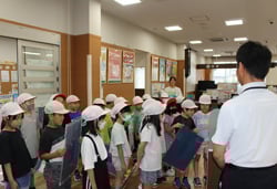 JA松川支所を訪れ新聞の展示を依頼する松川中央小学校児童