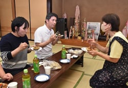 料理の特徴をアピールする組合員の女性