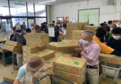 およりてふぁ～むで桃の贈答箱を買い求める来店客