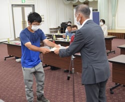 修了証書を受け取る原さん