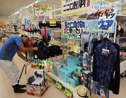 特設ブースで夏用の農作業用グッズを販売するJAファーム茅野店