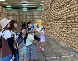 北部低温農業倉庫内を見学する参加者ら（安曇野市穂高）