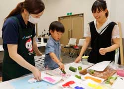 作品づくりを楽しむ参加者