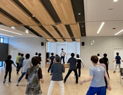 エアロビダンスする参加者