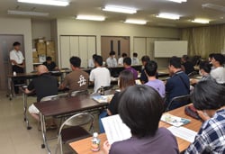 あいさつをする東部地区事業部長