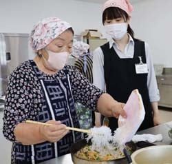 フライパンに「乾燥糸こんにゃく」を入れ、チャプチェを完成させる部員