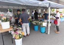 花を買い求める来場者