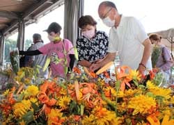 新鮮な花を買い求める利用者
