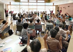 そば切り音頭を踊るスマイルダンサーズと参加者ら