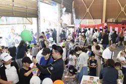 来場者で賑わう夏祭り