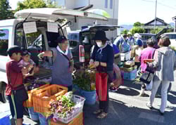 にぎわった軽トラ市